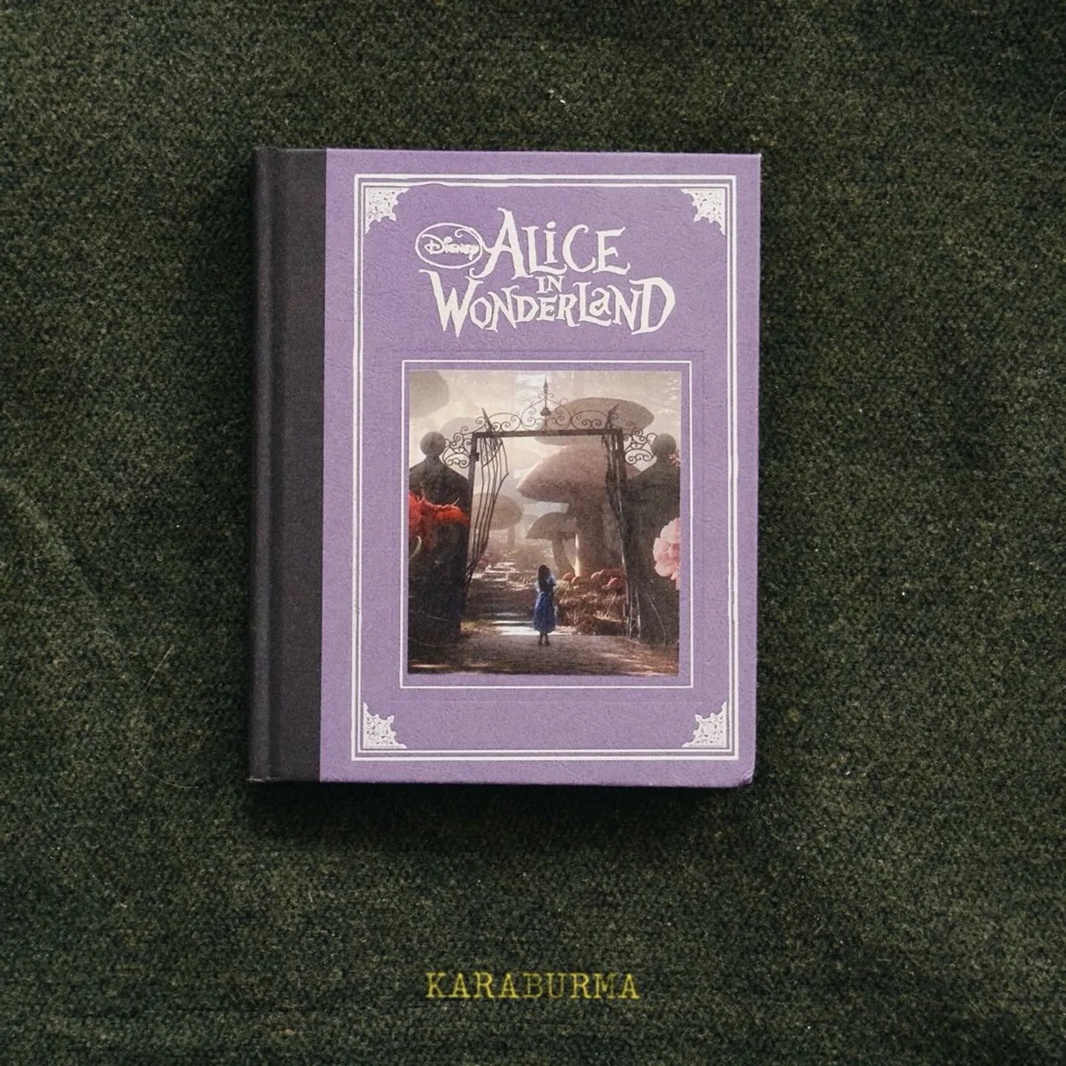 Alice in Wonderland (Based on the Motion Picture Directed by Tim Burton (Reissue)) by Disney Books